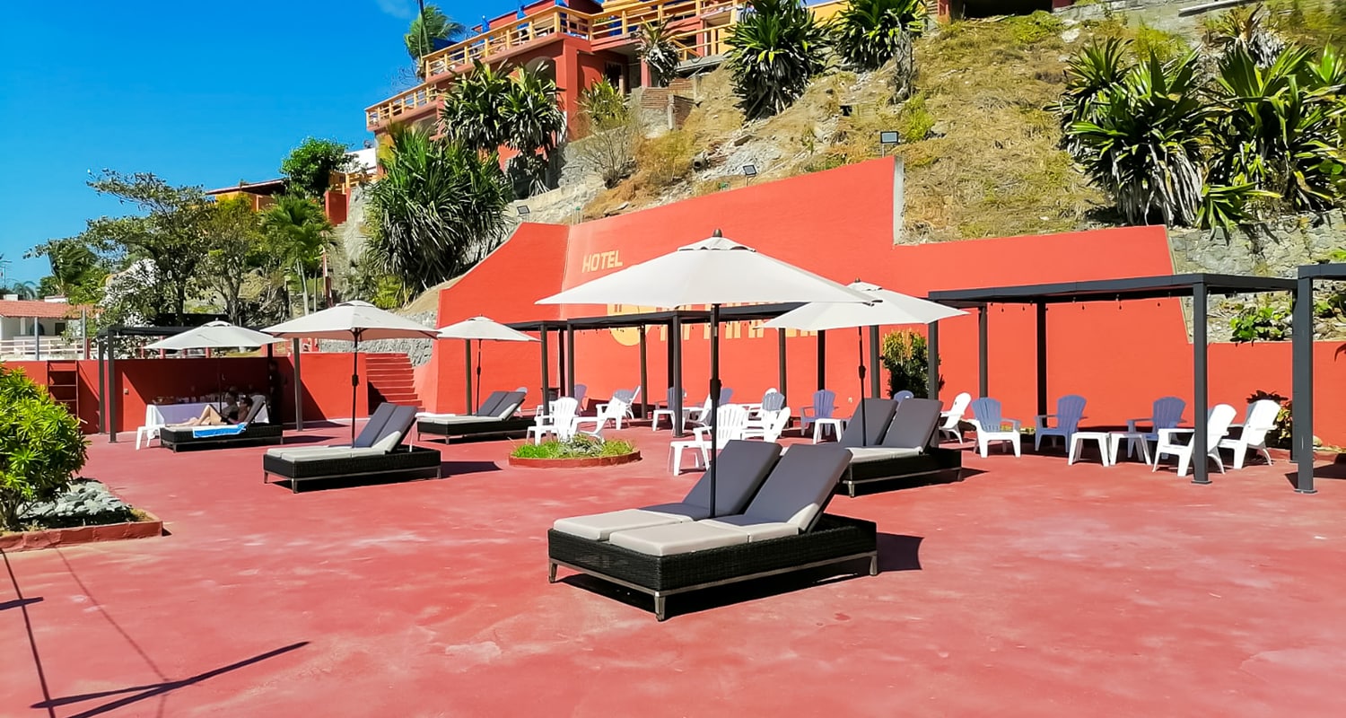 Camastros en terraza soleada
