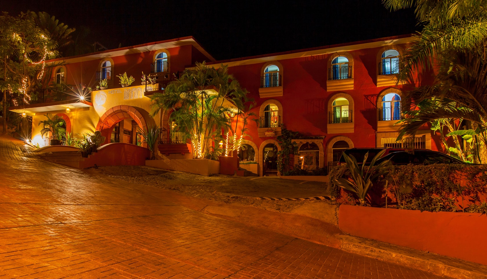 Fachada del Hotel Irma iluminada de noche, Zihuatanejo